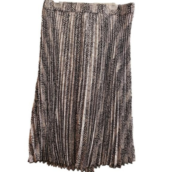 Lane Bryant Dresses & Skirts - Lane Bryant accordion size 14/16 midi skirt in black and white.